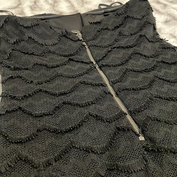 Elegant Guess Strapless Scalloped Lace Mini Dress - BUNDLE ONLY - Picture 3 of 8